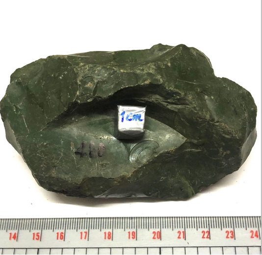 橄榄绿玻璃陨石